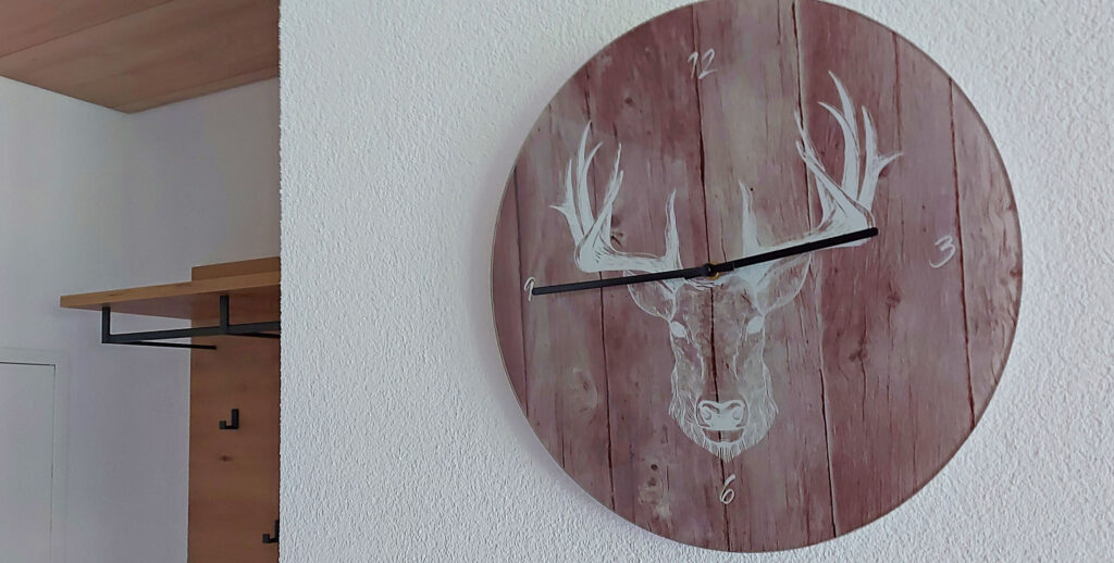 Wanduhr mit Hirschgrafik