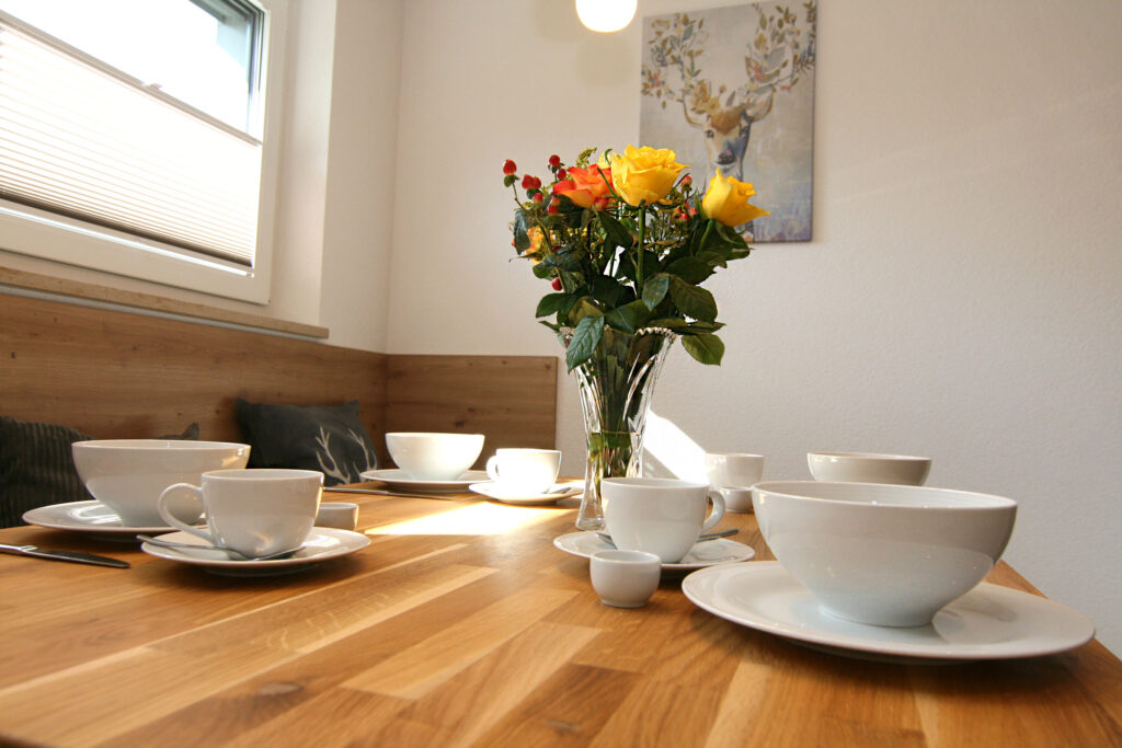 Küchentisch mit Blumenvase