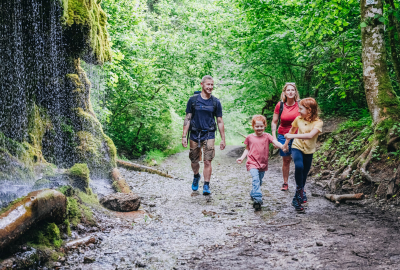 Familie bei einer Wanderung