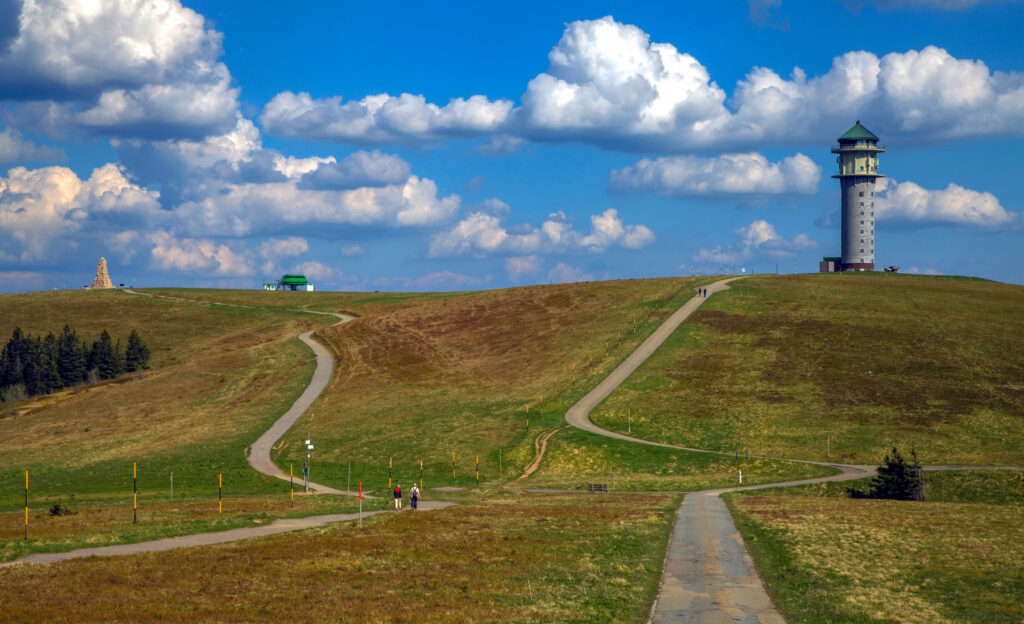 Feldberg mit Turm und Wanderer
