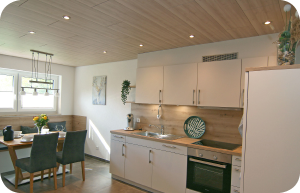 Foto zeigt die offene Küche mit Essecke