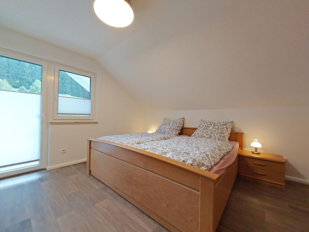 Schlafzimmer mit Doppelbett