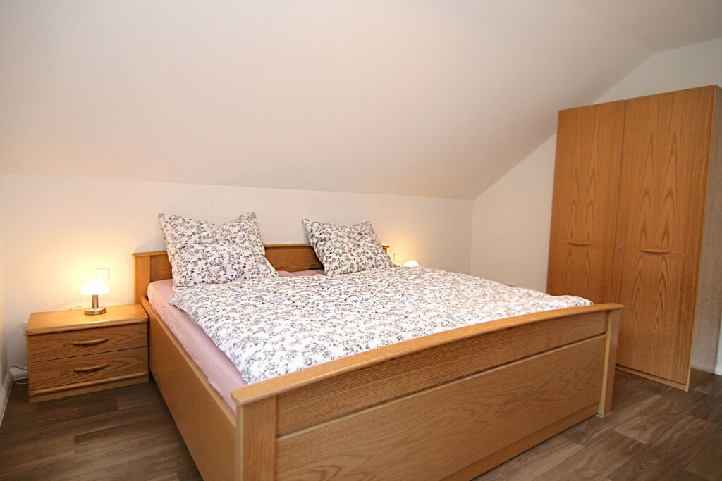 Schlafzimmer mit Doppelbett