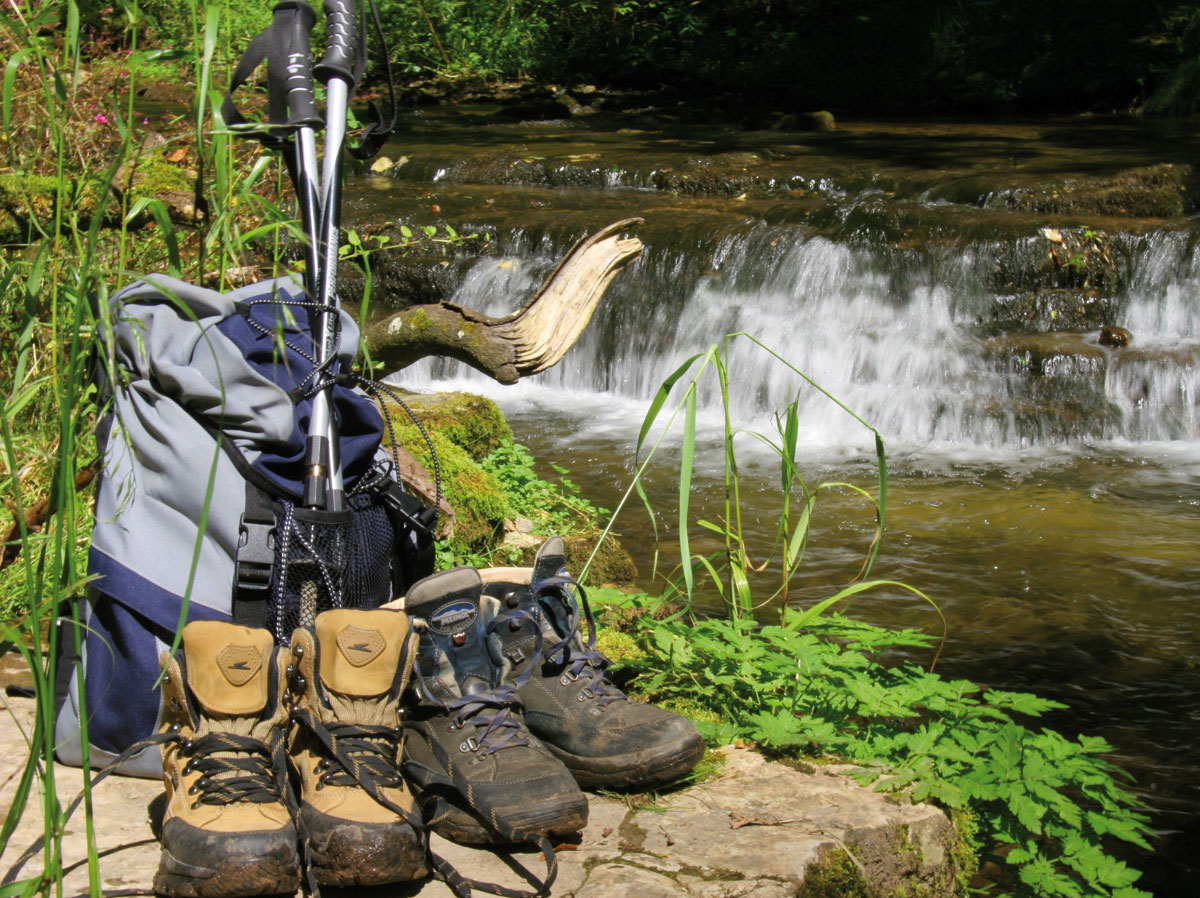 Rucksack und Wanderschuhe in der Wutachschlucht